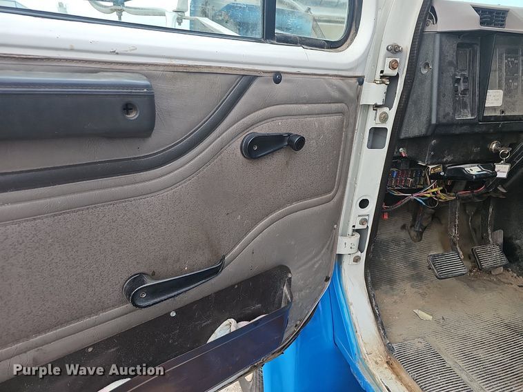 image for item EJ6074 1998 International 4700 dump truck