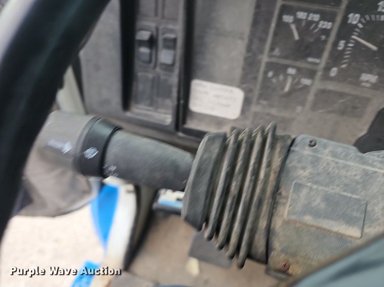 image for item EJ6074 1998 International 4700 dump truck