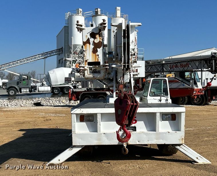 image for item EK4102 1993 Broderson IC-200-2B crane