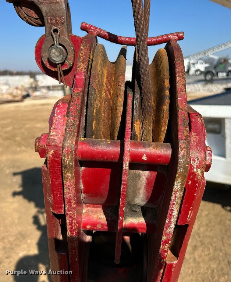 image for item EK4102 1993 Broderson IC-200-2B crane