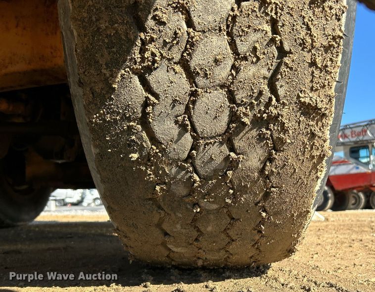 image for item EK4102 1993 Broderson IC-200-2B crane