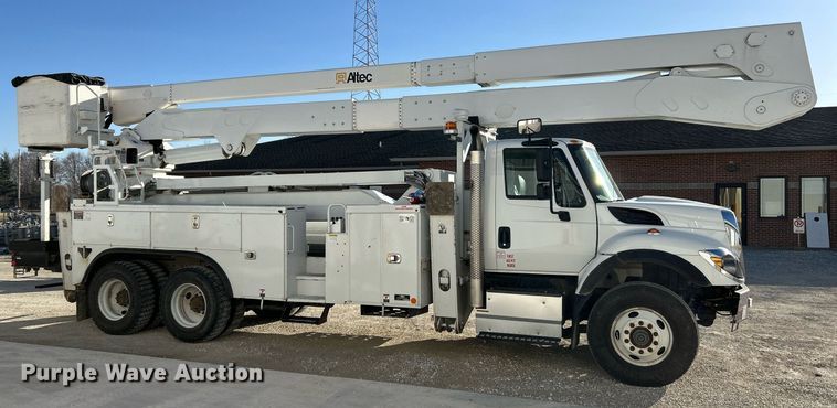 image for item EK4139 2016 International 7400 bucket truck