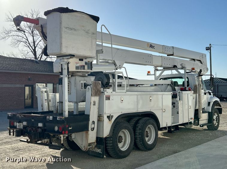 image for item EK4139 2016 International 7400 bucket truck