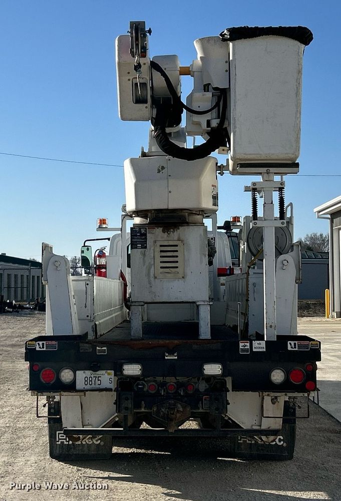 image for item EK4139 2016 International 7400 bucket truck