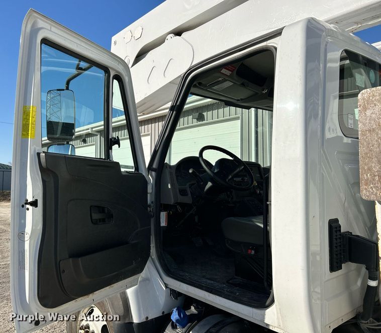 image for item EK4139 2016 International 7400 bucket truck