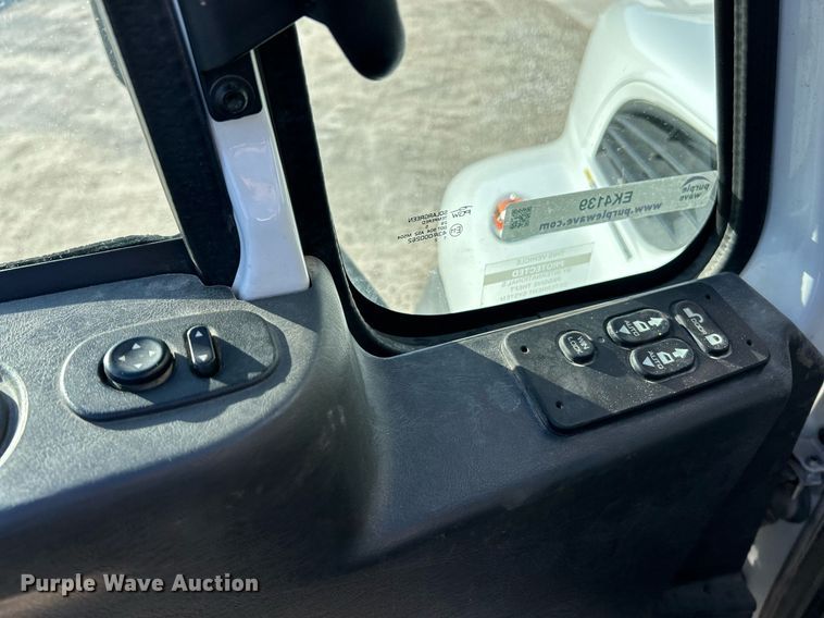 image for item EK4139 2016 International 7400 bucket truck