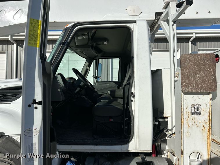 image for item EK4139 2016 International 7400 bucket truck