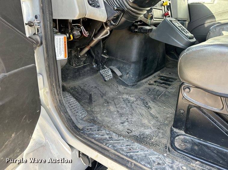 image for item EK4139 2016 International 7400 bucket truck