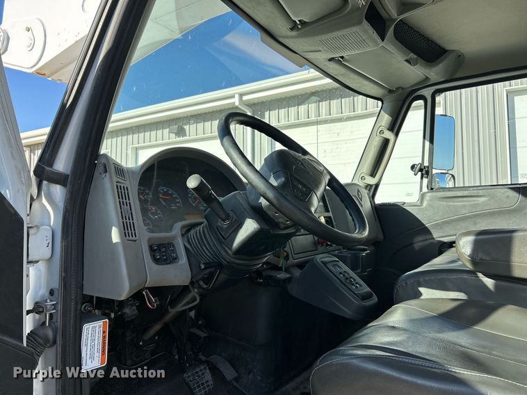 image for item EK4139 2016 International 7400 bucket truck