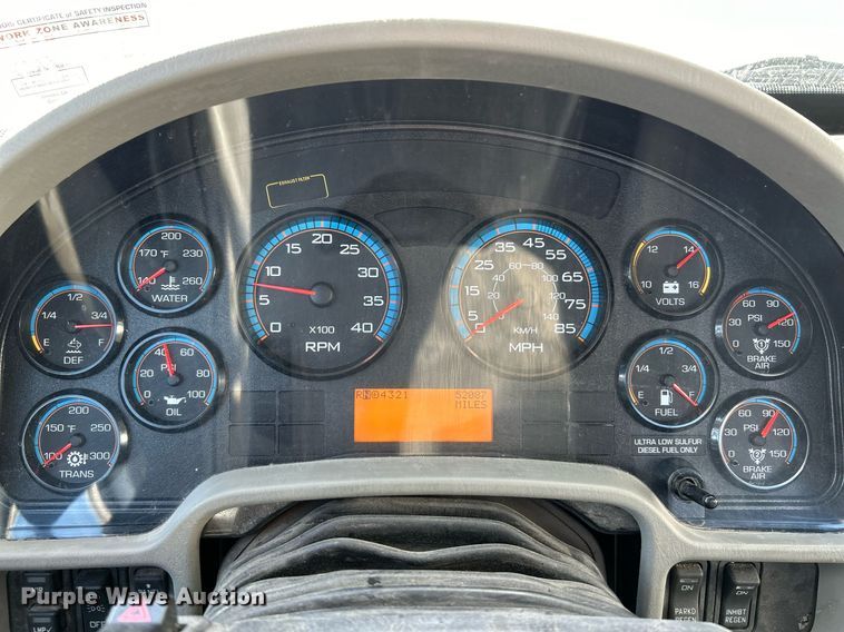 image for item EK4139 2016 International 7400 bucket truck