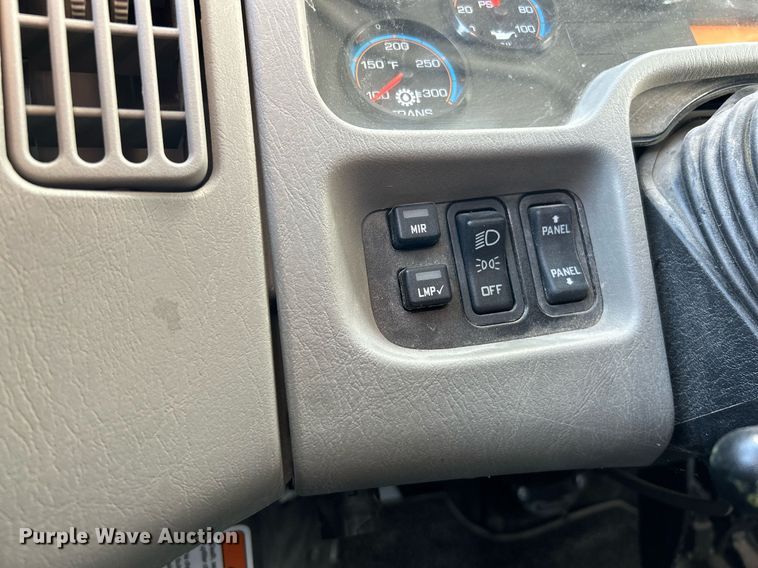 image for item EK4139 2016 International 7400 bucket truck