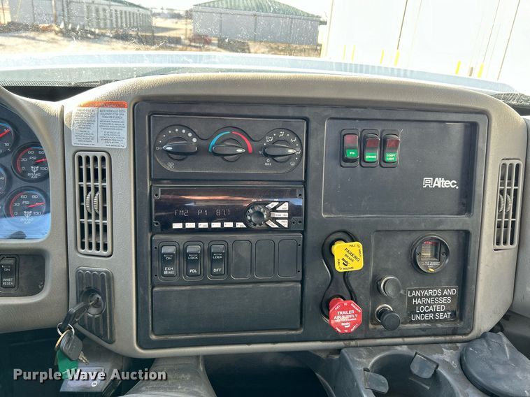 image for item EK4139 2016 International 7400 bucket truck