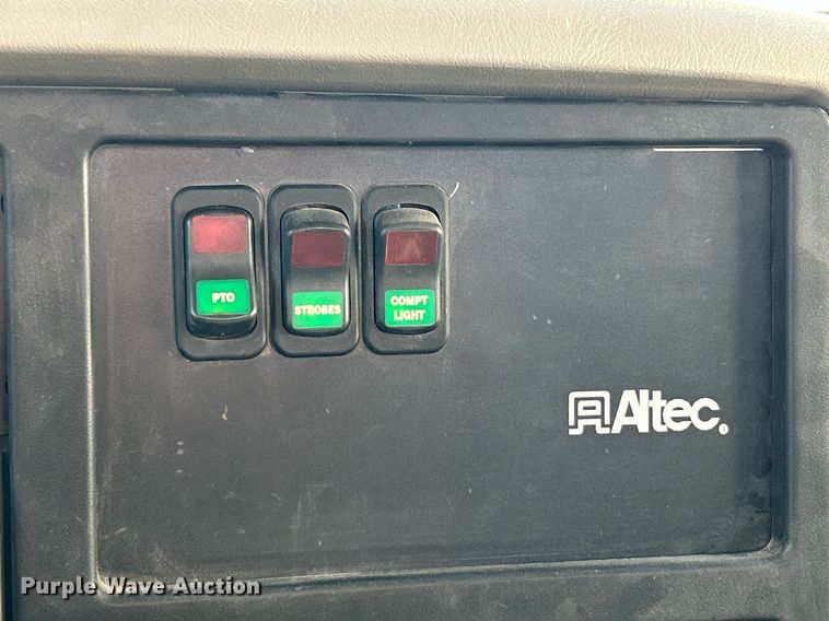 image for item EK4139 2016 International 7400 bucket truck