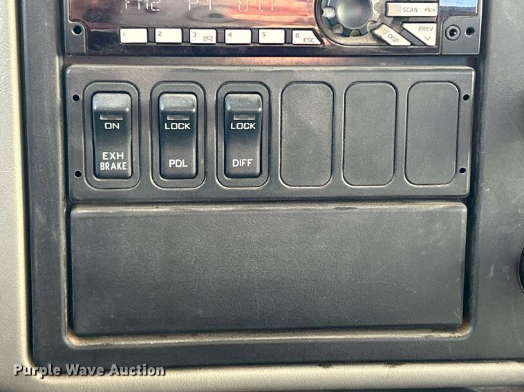 image for item EK4139 2016 International 7400 bucket truck