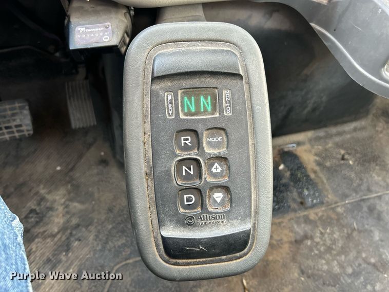 image for item EK4139 2016 International 7400 bucket truck