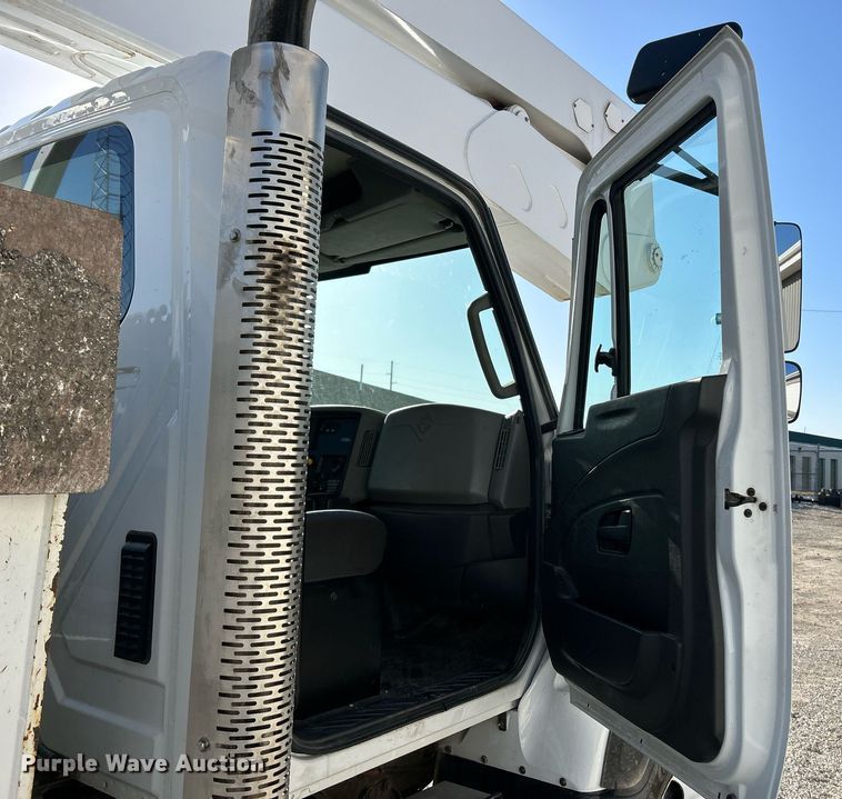 image for item EK4139 2016 International 7400 bucket truck