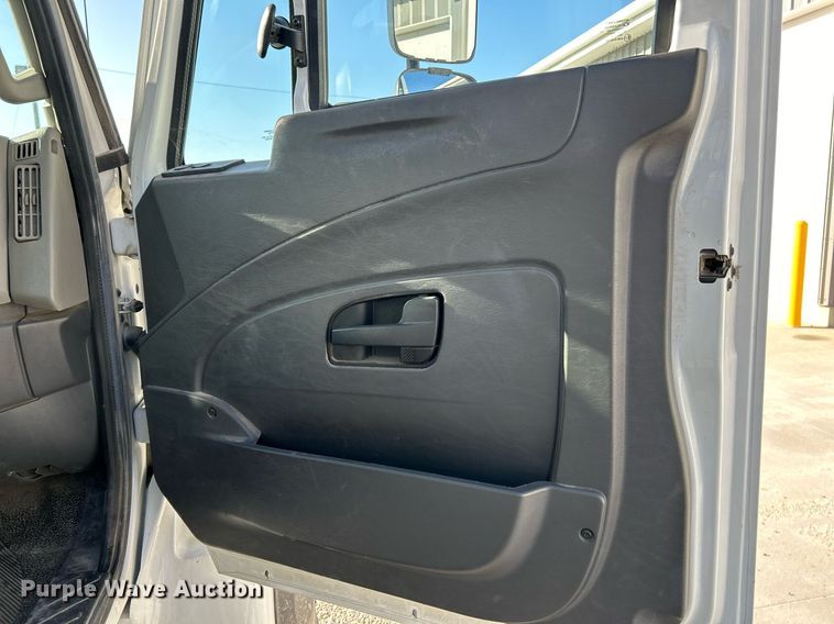 image for item EK4139 2016 International 7400 bucket truck