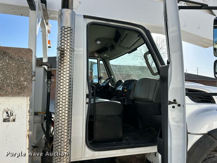 image for item EK4139 2016 International 7400 bucket truck