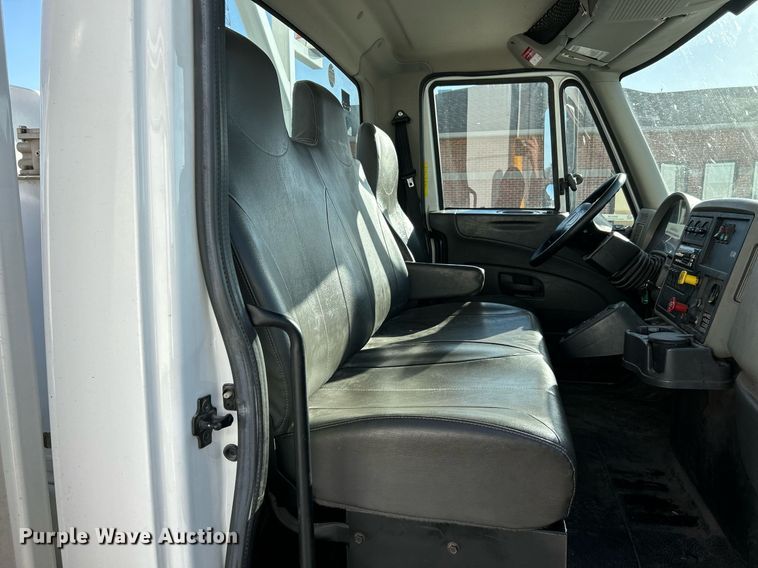 image for item EK4139 2016 International 7400 bucket truck