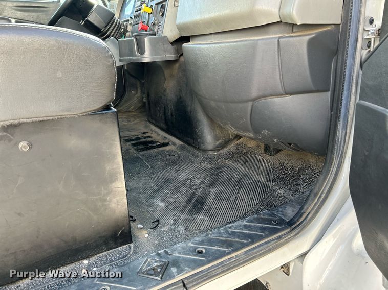 image for item EK4139 2016 International 7400 bucket truck