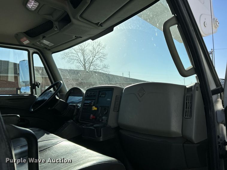 image for item EK4139 2016 International 7400 bucket truck