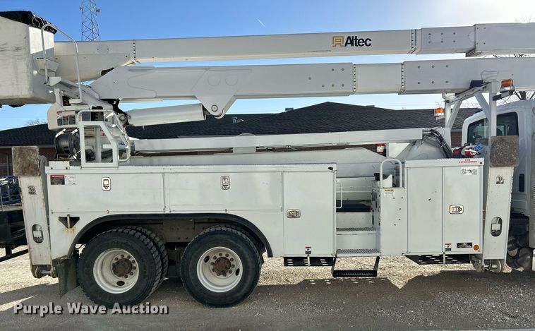 image for item EK4139 2016 International 7400 bucket truck