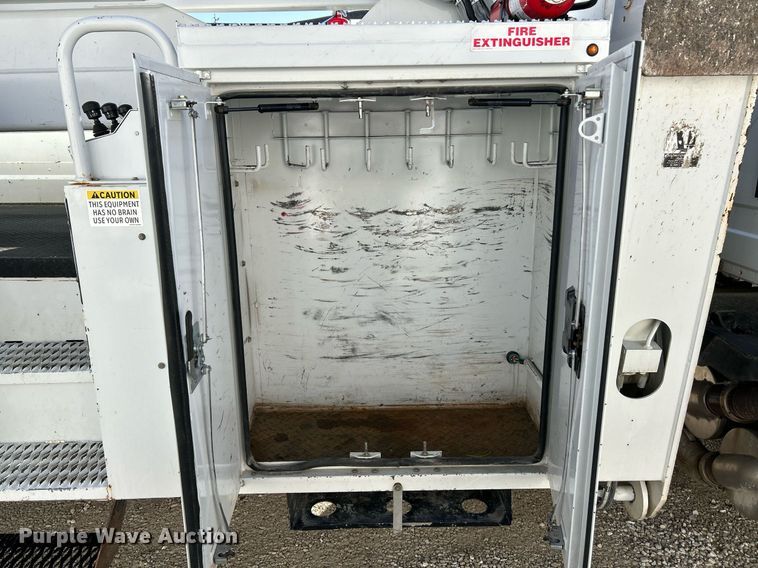 image for item EK4139 2016 International 7400 bucket truck