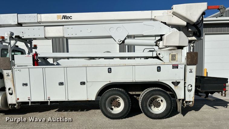 image for item EK4139 2016 International 7400 bucket truck