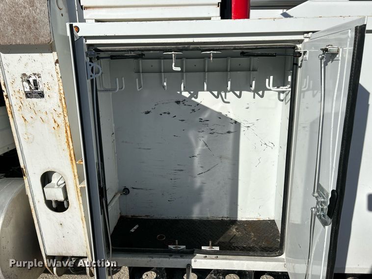 image for item EK4139 2016 International 7400 bucket truck