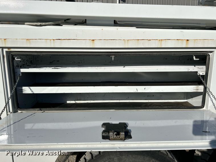 image for item EK4139 2016 International 7400 bucket truck