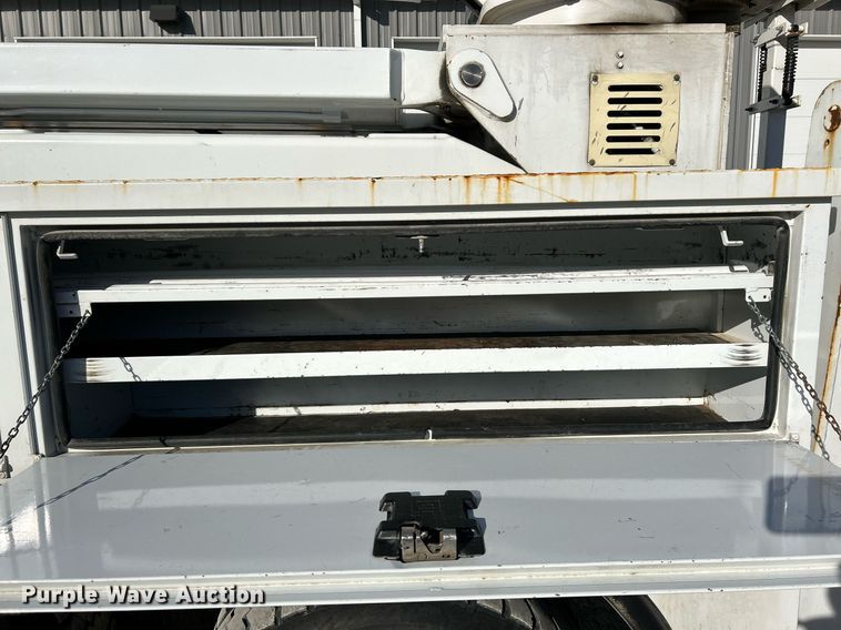 image for item EK4139 2016 International 7400 bucket truck