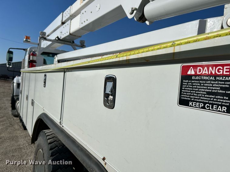 image for item EK4139 2016 International 7400 bucket truck