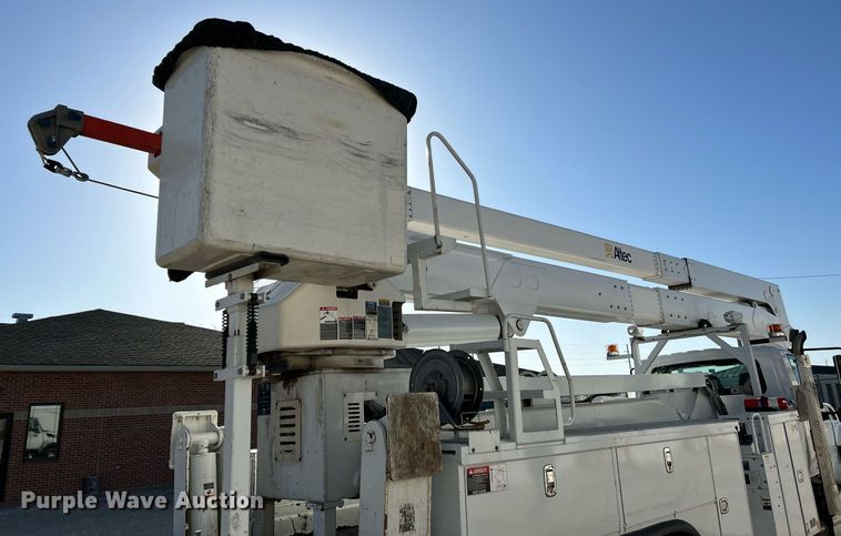 image for item EK4139 2016 International 7400 bucket truck