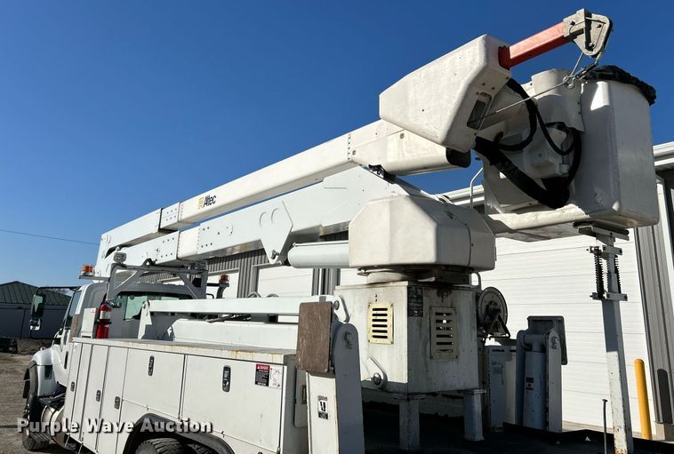 image for item EK4139 2016 International 7400 bucket truck