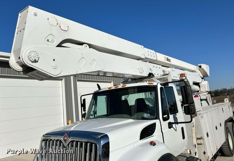 image for item EK4139 2016 International 7400 bucket truck