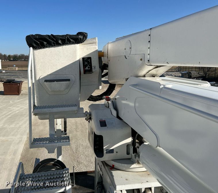 image for item EK4139 2016 International 7400 bucket truck