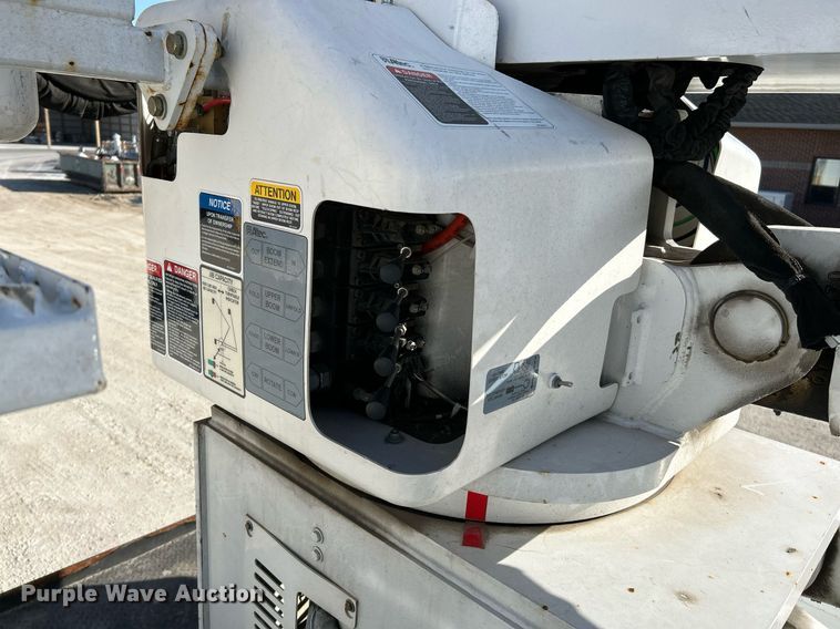 image for item EK4139 2016 International 7400 bucket truck