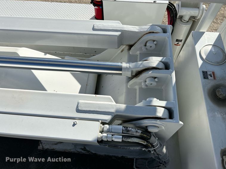 image for item EK4139 2016 International 7400 bucket truck