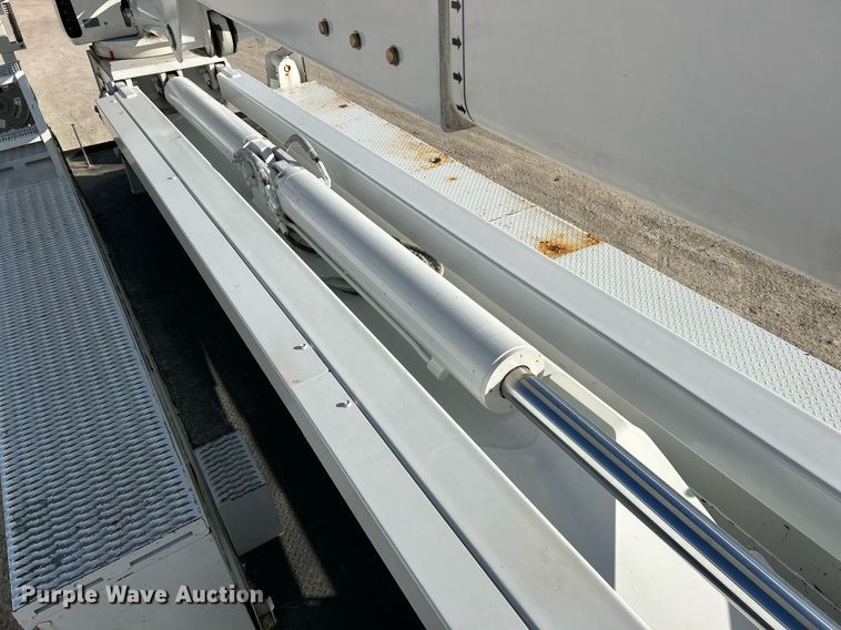 image for item EK4139 2016 International 7400 bucket truck