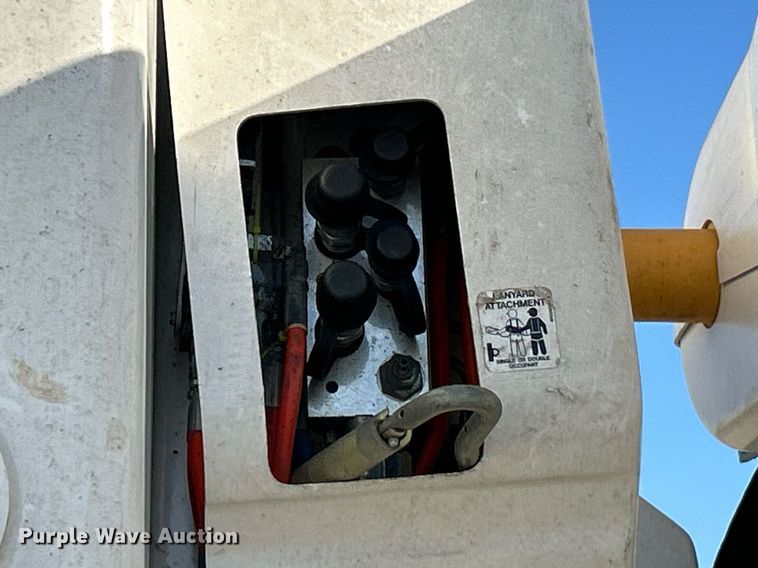 image for item EK4139 2016 International 7400 bucket truck