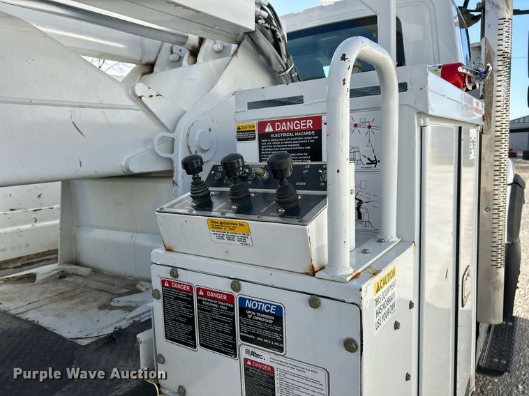 image for item EK4139 2016 International 7400 bucket truck