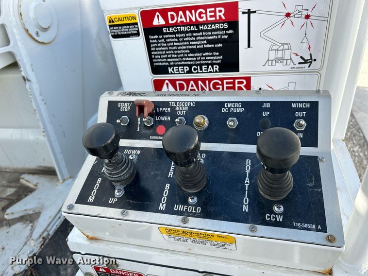 image for item EK4139 2016 International 7400 bucket truck