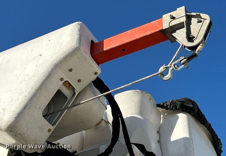image for item EK4139 2016 International 7400 bucket truck