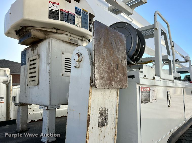 image for item EK4139 2016 International 7400 bucket truck