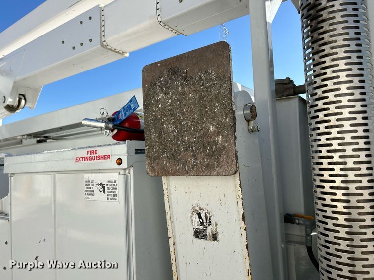 image for item EK4139 2016 International 7400 bucket truck