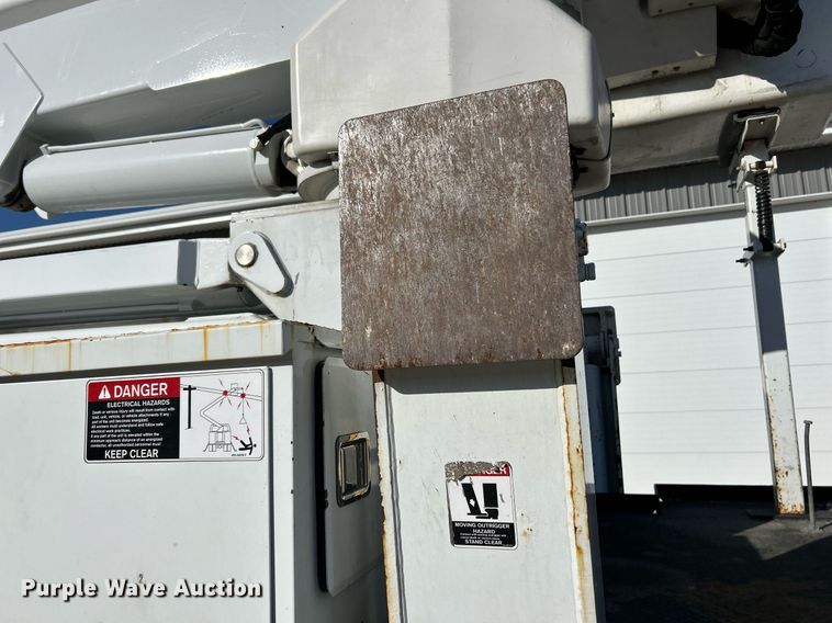 image for item EK4139 2016 International 7400 bucket truck