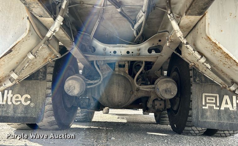 image for item EK4139 2016 International 7400 bucket truck