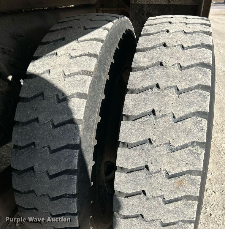 image for item EK4139 2016 International 7400 bucket truck