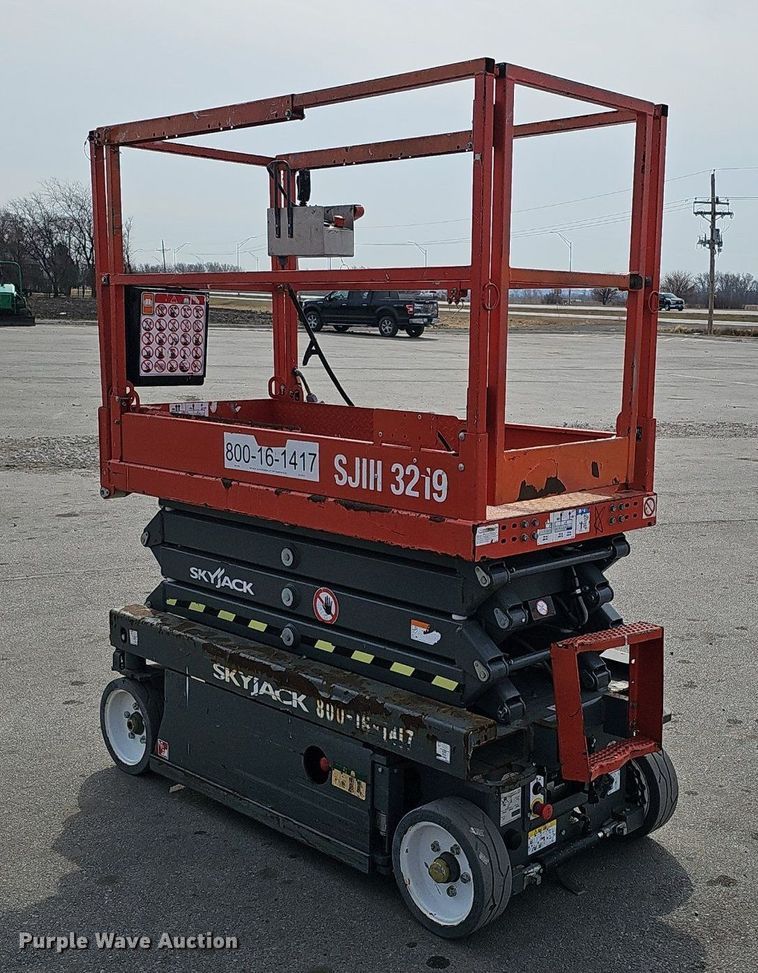image for item IO9863 2017 Skyjack SJIII 3219 scissor lift