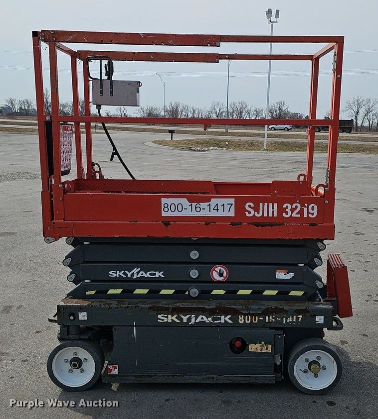 image for item IO9863 2017 Skyjack SJIII 3219 scissor lift